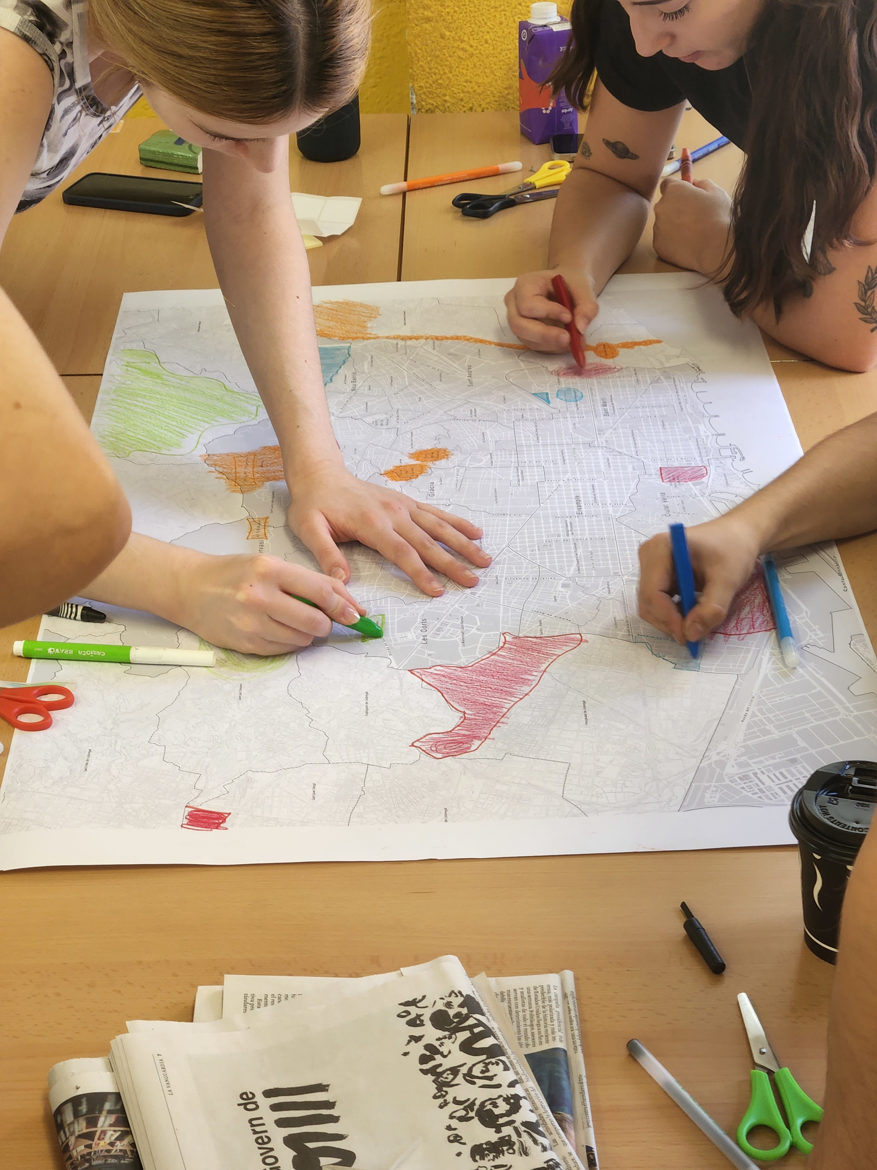 Alumnat de l'Institut Salvador Seguí pintant els punts verds de Barcelona en un mapa durant l'activitat